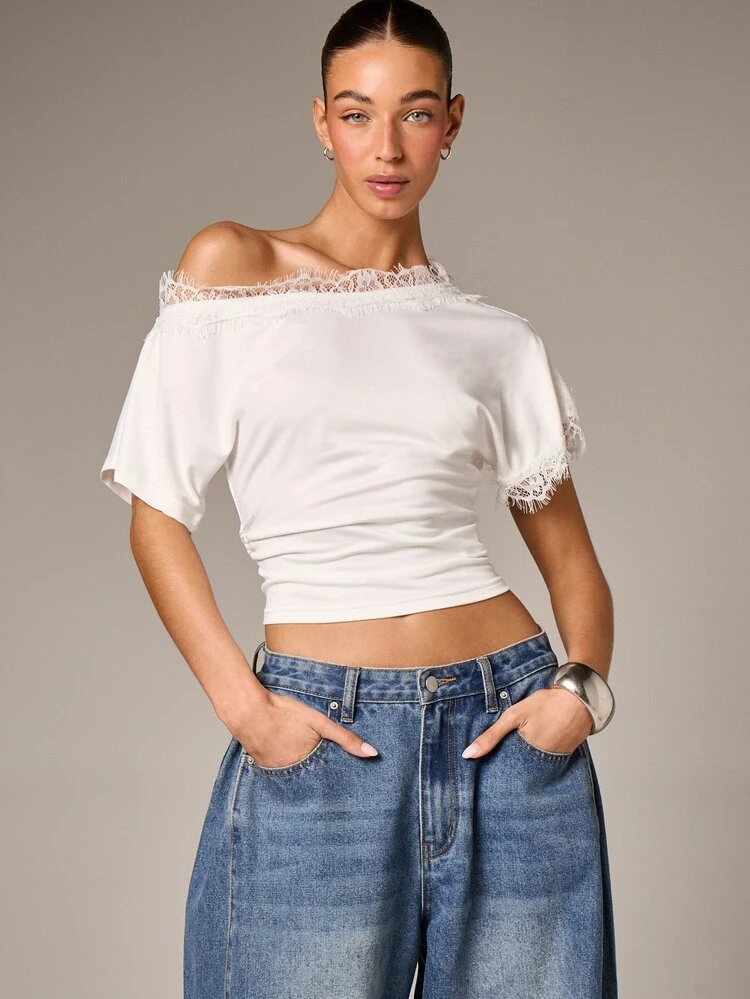 Camiseta blanca con hombros descubiertos y ribete de encaje