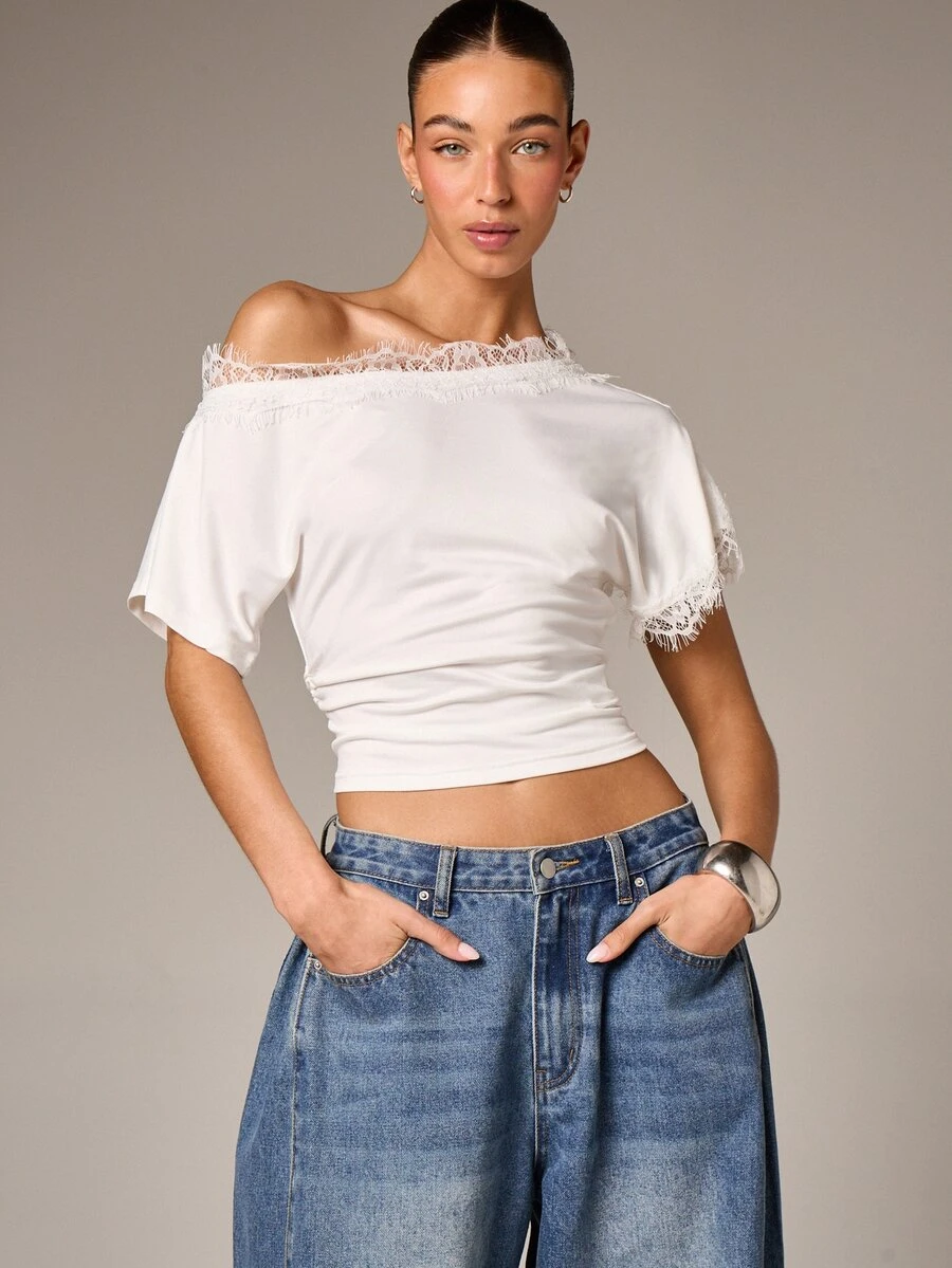 AiiRZ 女士不对称露肩白色蕾丝边短袖T恤，适合春夏休闲女性风格 - 白色 - 查看 1