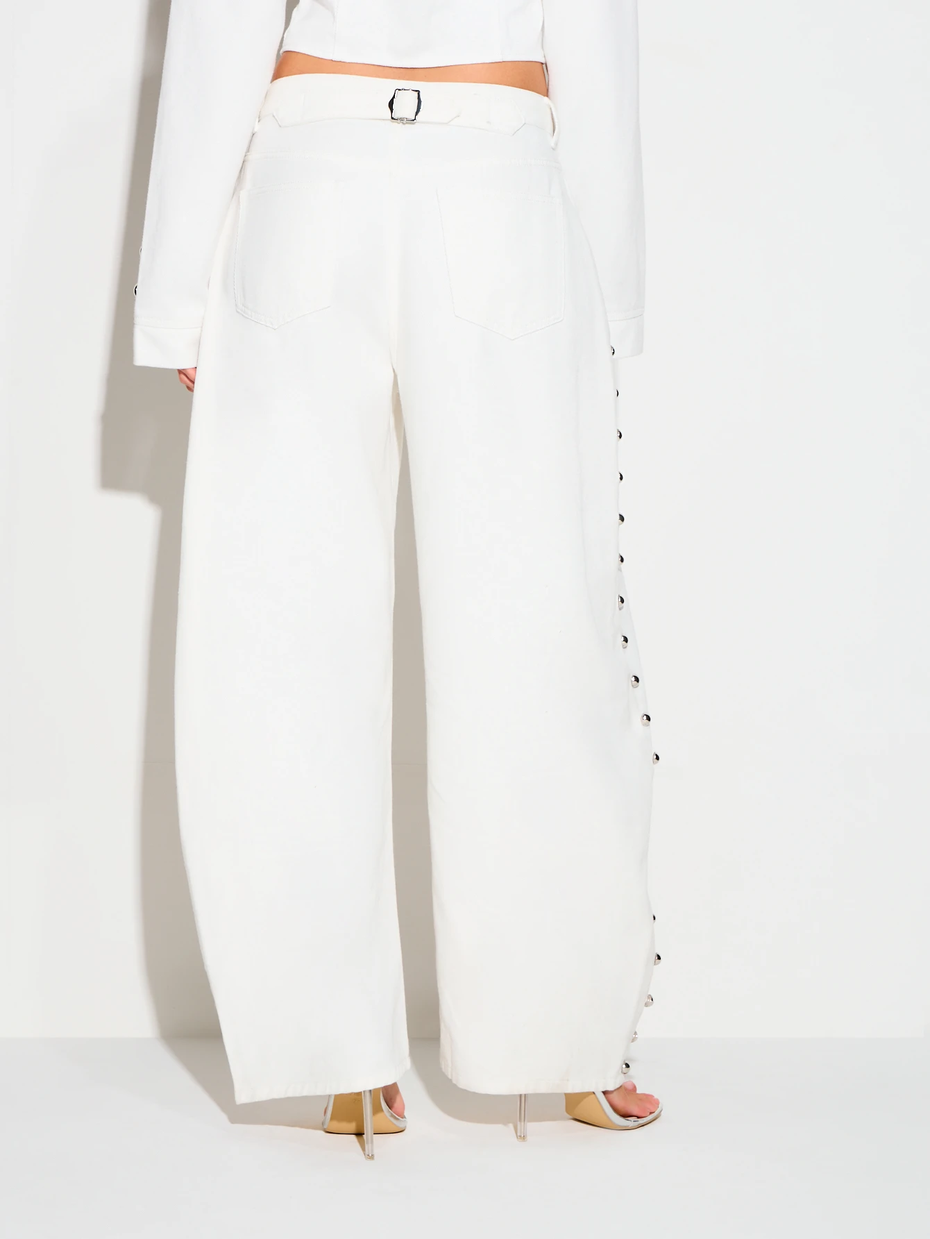 KIZN Białe jeansy z szerokimi nogawkami i ćwiekami