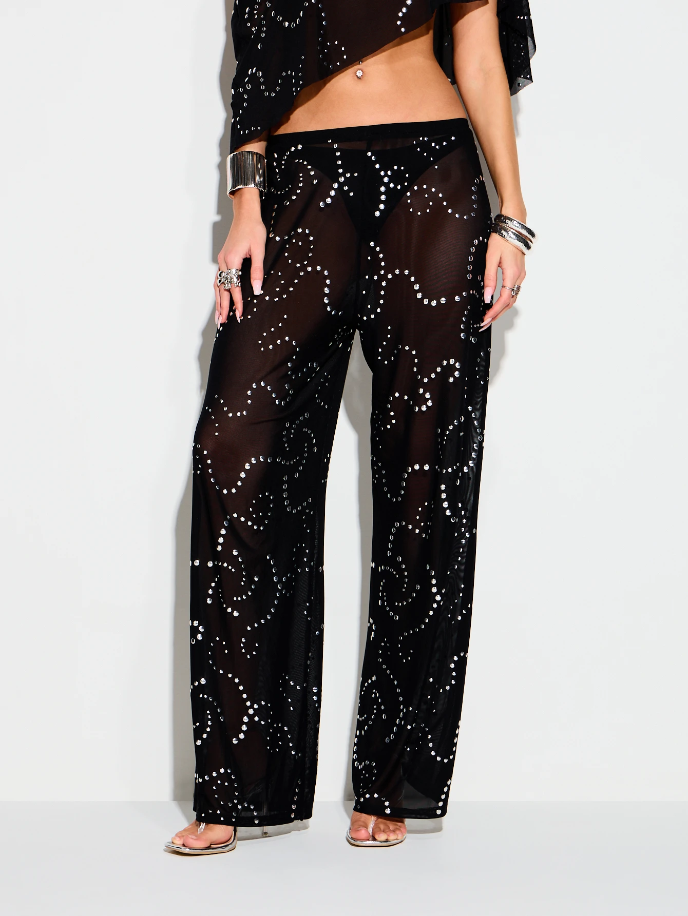 KIZN Pantaloni palazzo a gamba larga in rete nera con borchie
