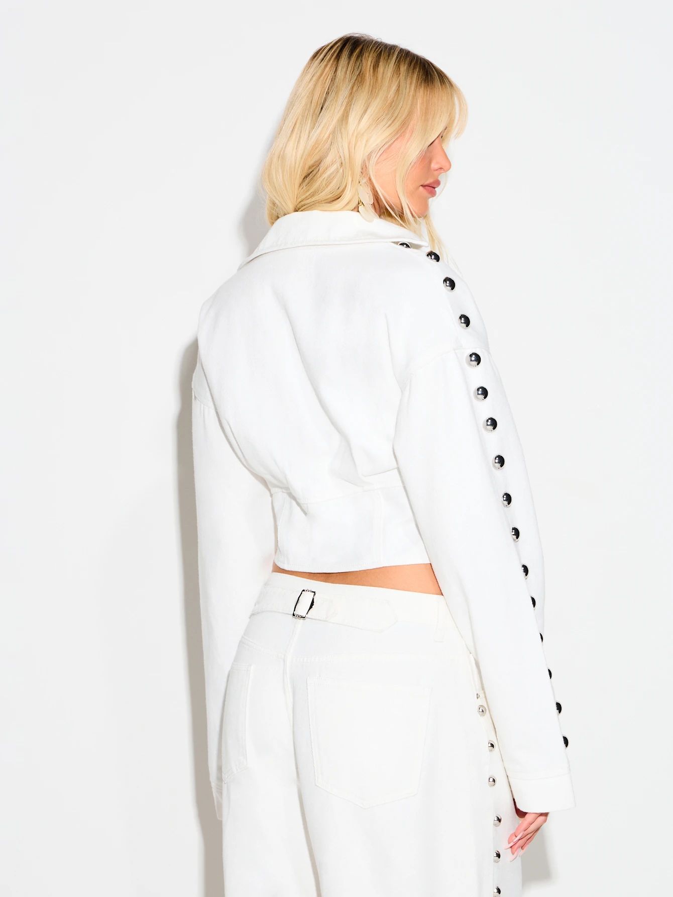 KIZN Camicia in denim bianco con zip e borchie