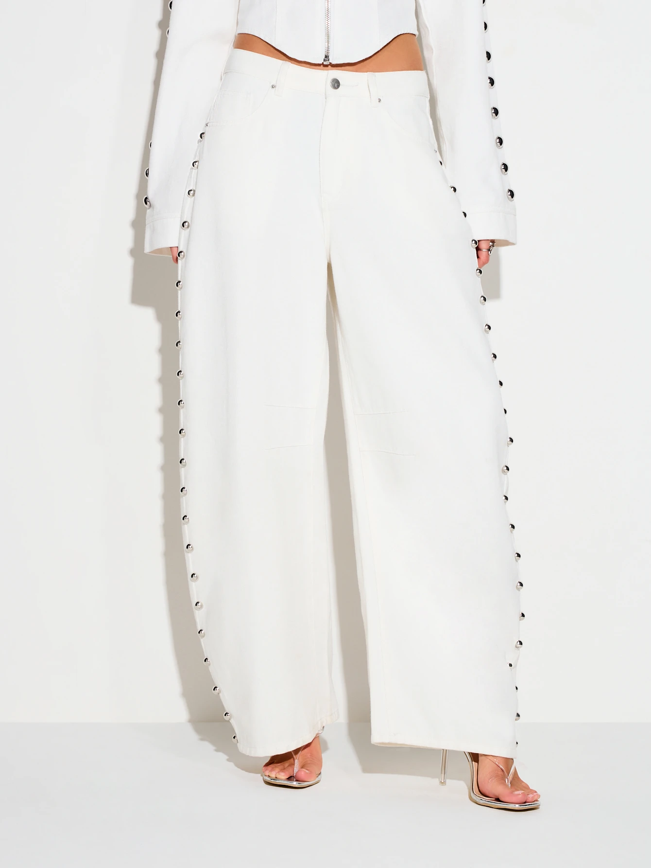 KIZN Białe jeansy z szerokimi nogawkami i ćwiekami