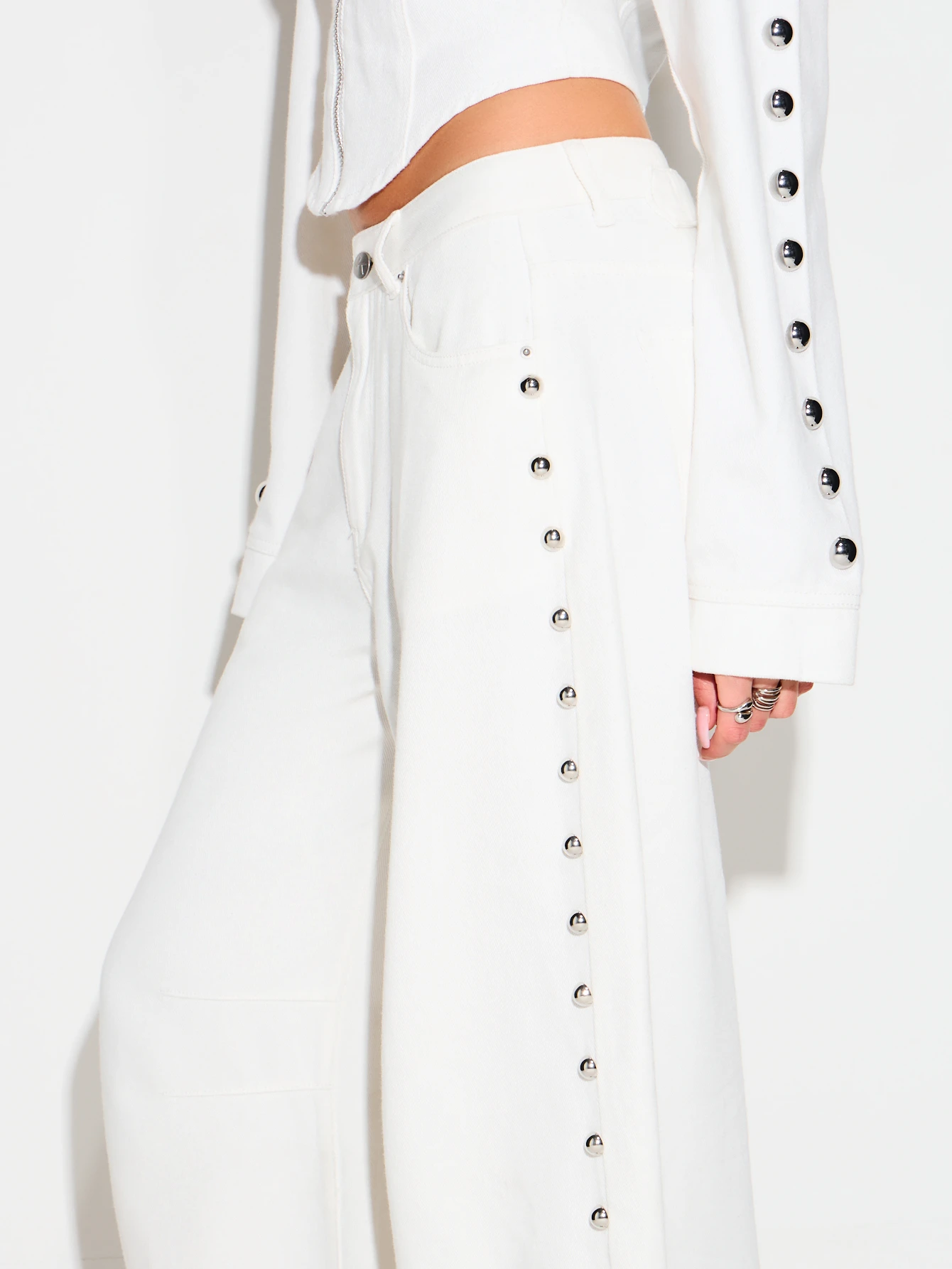 KIZN Białe jeansy z szerokimi nogawkami i ćwiekami