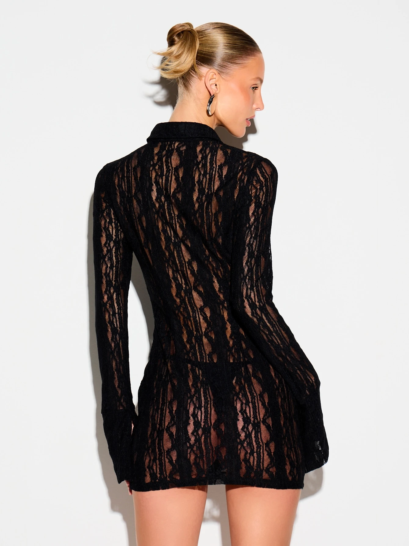 KIZN Mini abito nero in pizzo con collo alto e buco della serratura