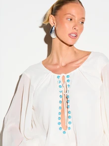 KIZN Blusa de mujer de gasa blanca con mangas abullonadas y detalles de ojales metálicos turquesa, estilo campesino - Blanco - Ver 2