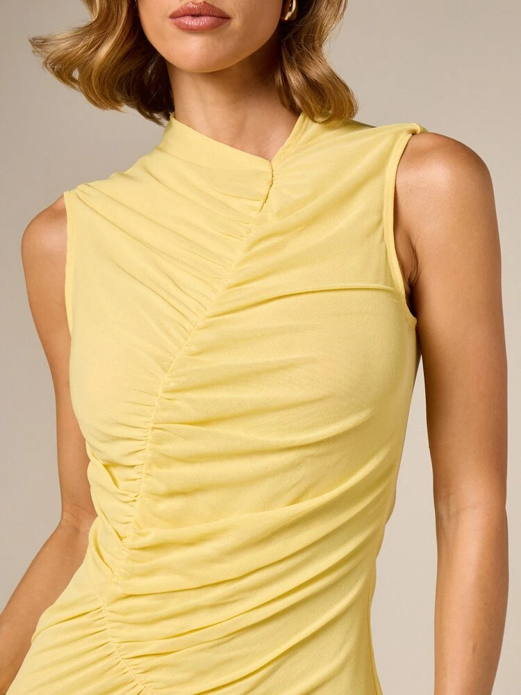 Vestido curto estruturado AiiRZ com decote em V, mangas tipo capa em chiffon, cintura império e modelagem justa. Ideal para festas, casamentos, eventos formais de verão e bailes de formatura.