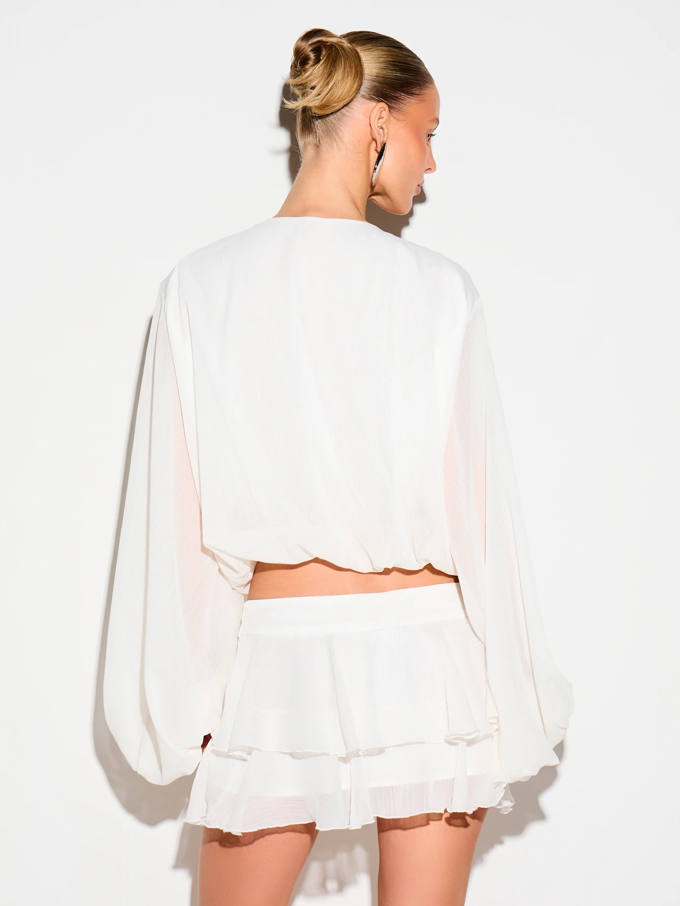 KIZN 아일렛 장식이 있는 화이트 시폰 퍼프 소매 블라우스
