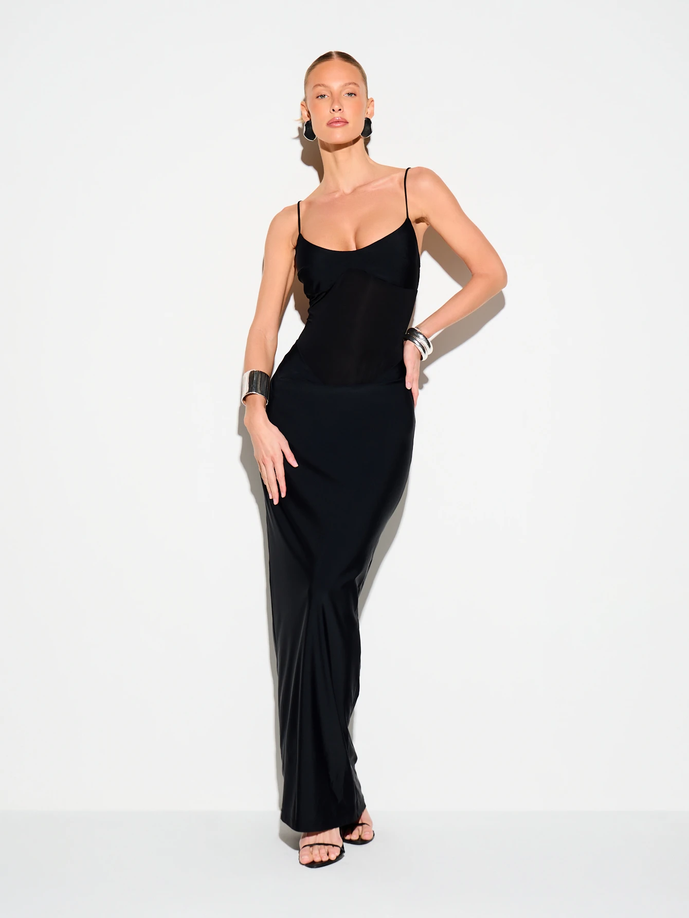 KIZN ブラック ノースリーブ スクープネック ボディコン マキシドレス