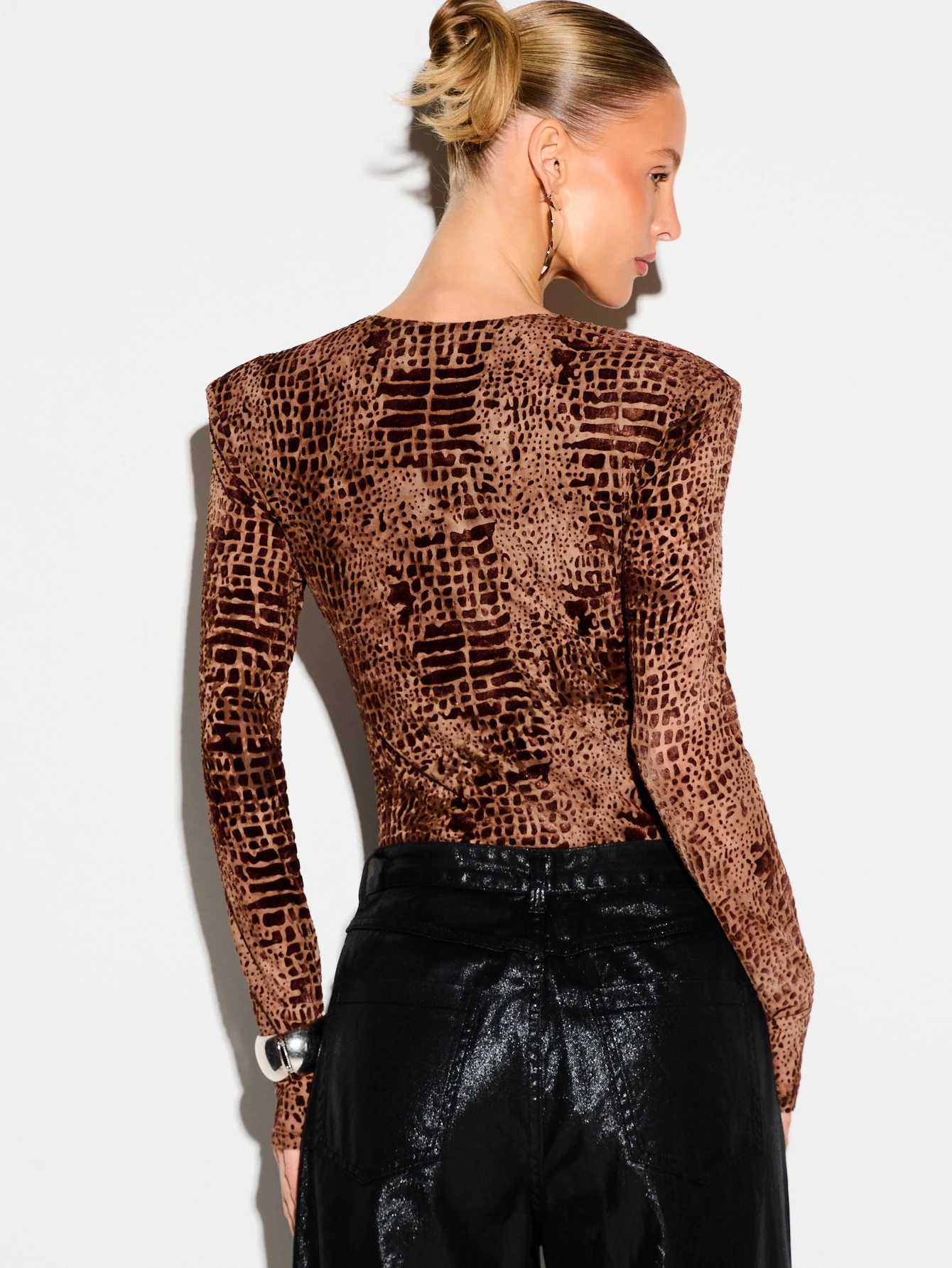 KIZN Bodysuit com estampa de crocodilo e decote em V profundo