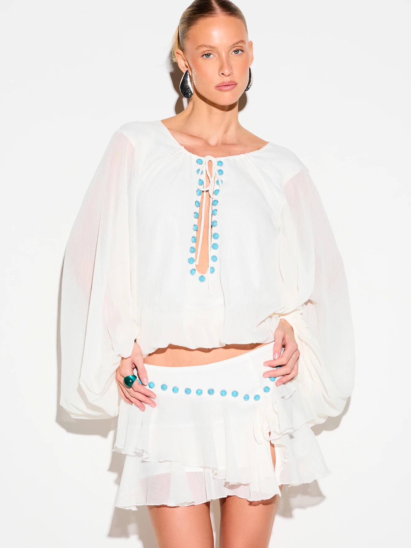 KIZN 아일렛 장식이 있는 화이트 시폰 퍼프 소매 블라우스