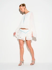 KIZN 白色露肩荷叶边迷你裙，饰有蓝色铆钉，层叠设计，适合夏季节日、度假、海滩派对等场合。 - 白色 - 查看 3