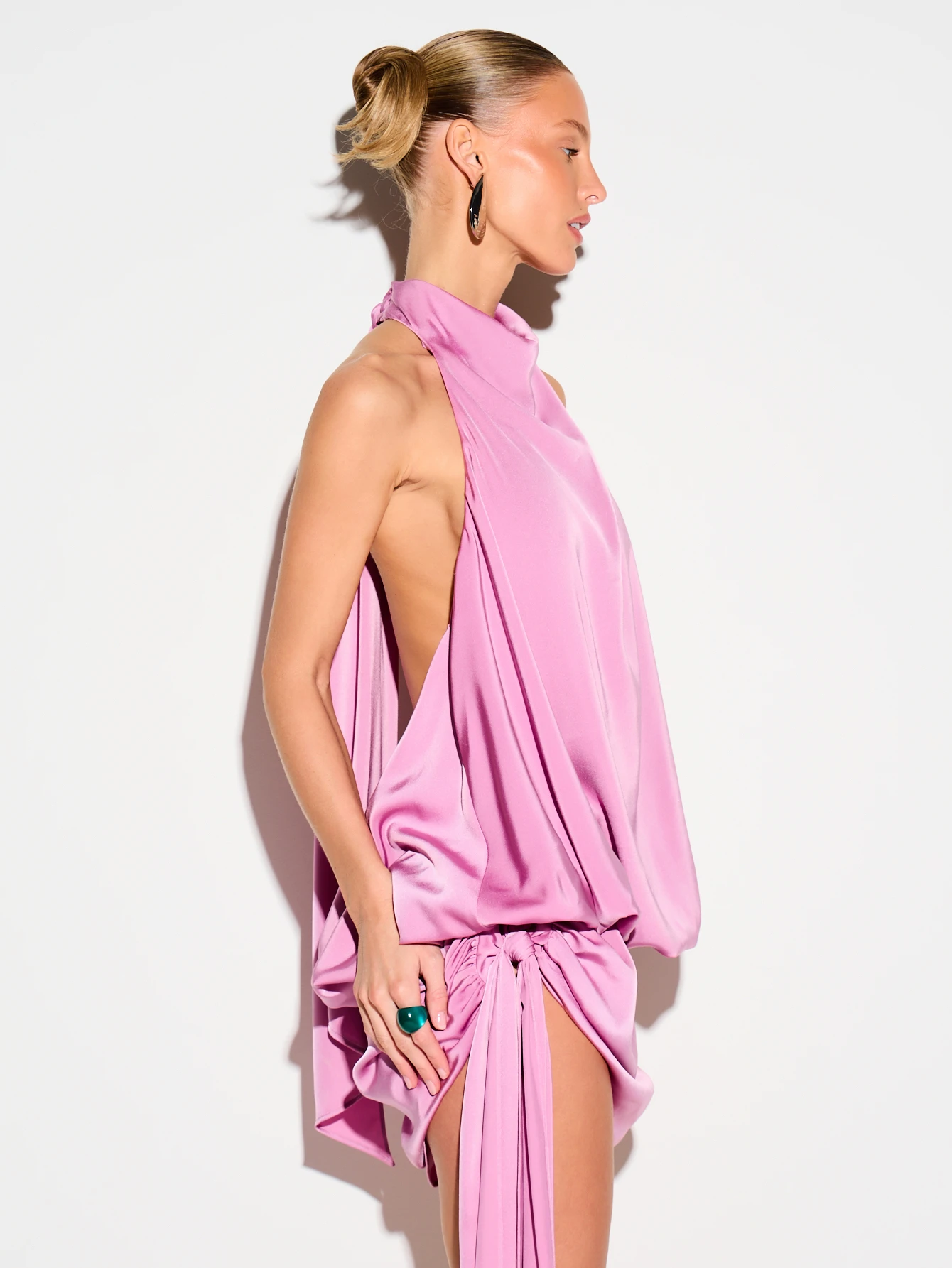 KIZN 새틴 홀터넥 미니 드레스 (허리 부분에 주름 장식)