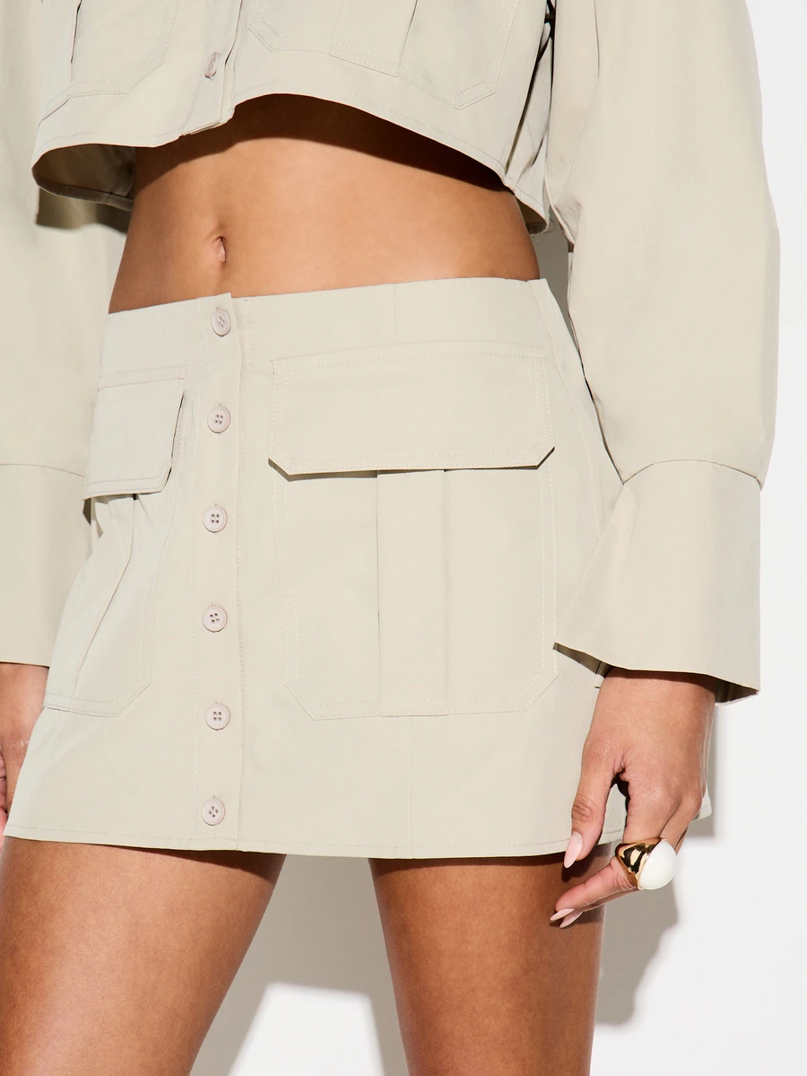KIZN Minifalda de cargo de verano casual de mujer de popelina beige con cintura alta, botones delanteros y detalles de bolsillos, con silueta en línea A - Caqui - Ver 1
