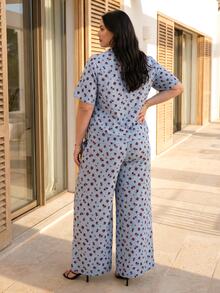 Bộ đồ 2 mảnh ELLERISSA cỡ lớn dành cho nữ, thời trang, màu xanh in hoa, gồm áo sơ mi ngắn tay cài cúc phía trước và quần ống rộng cạp chun, thích hợp cho kỳ nghỉ hè, phong cách công sở thanh lịch, trang phục dự tiệc cưới, bộ đồ phối hợp đáng yêu dành cho phái nữ. - Màu xanh lam - Xem 2