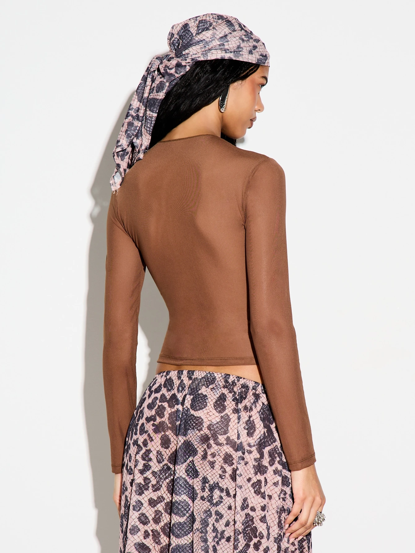 KIZN ラインストーンロゴ入りメッシュロングスリーブトップス