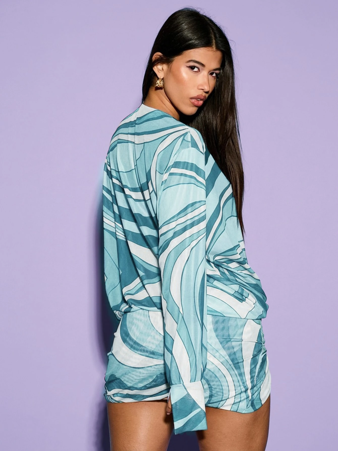 KIZN 프린트된 메시 소재의 드레이프 미니 드레스 (긴 소매)