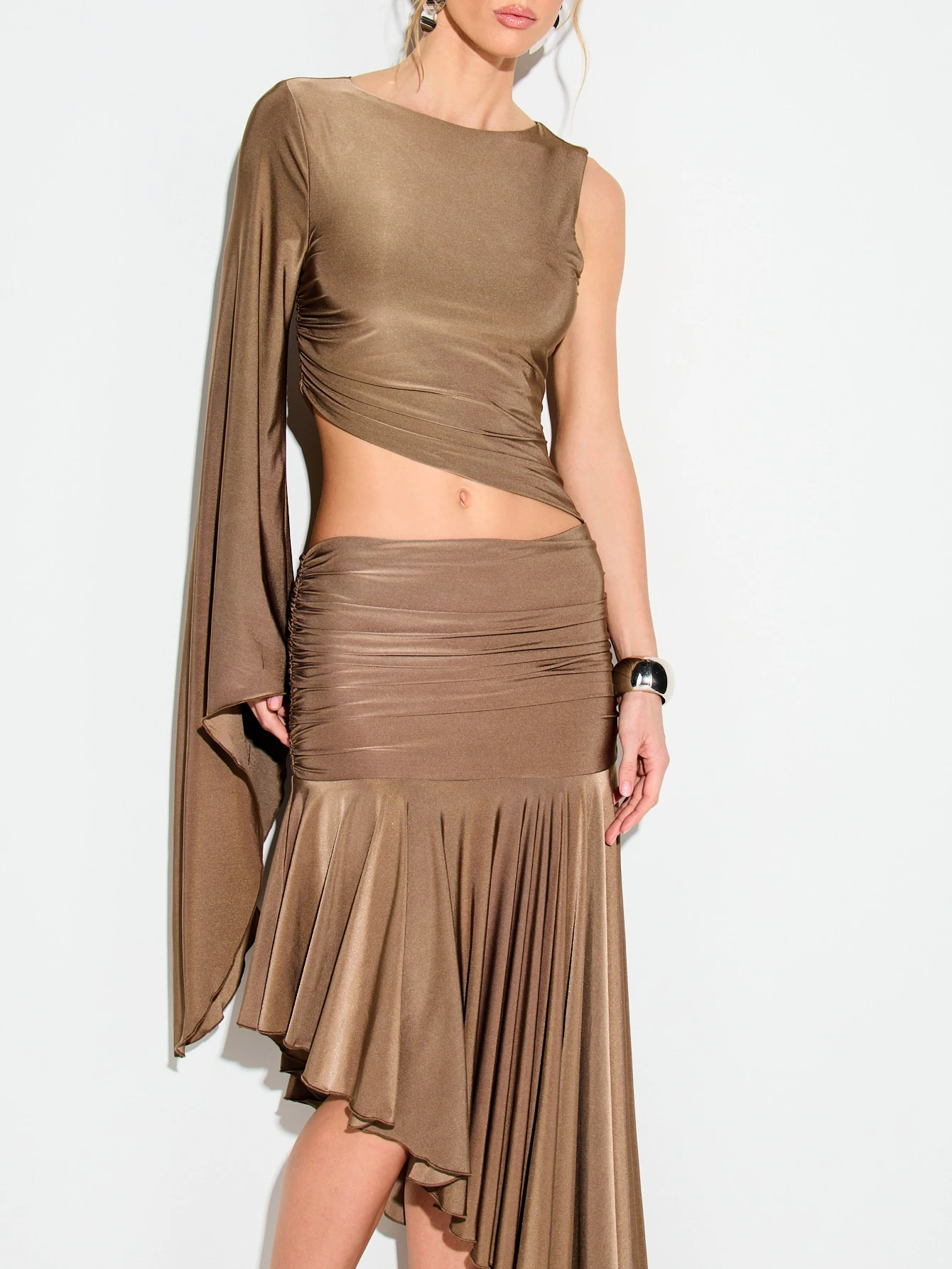 KIZN Einseitig schulterfreies, gerafftes Maxikleid mit ausgestellten Ärmeln