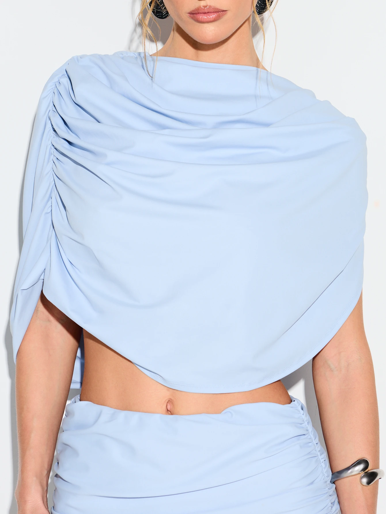 KIZN Top z odkrytymi ramionami i dekoltem typu slinky i marszczeniami