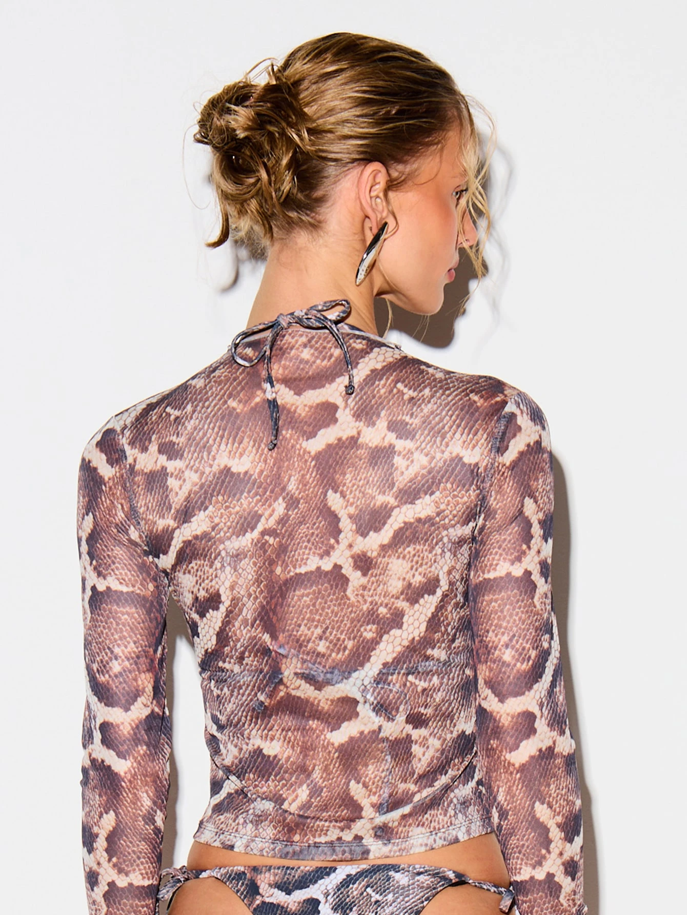 KIZN スネークプリントメッシュクロップトップ（ハイネック）