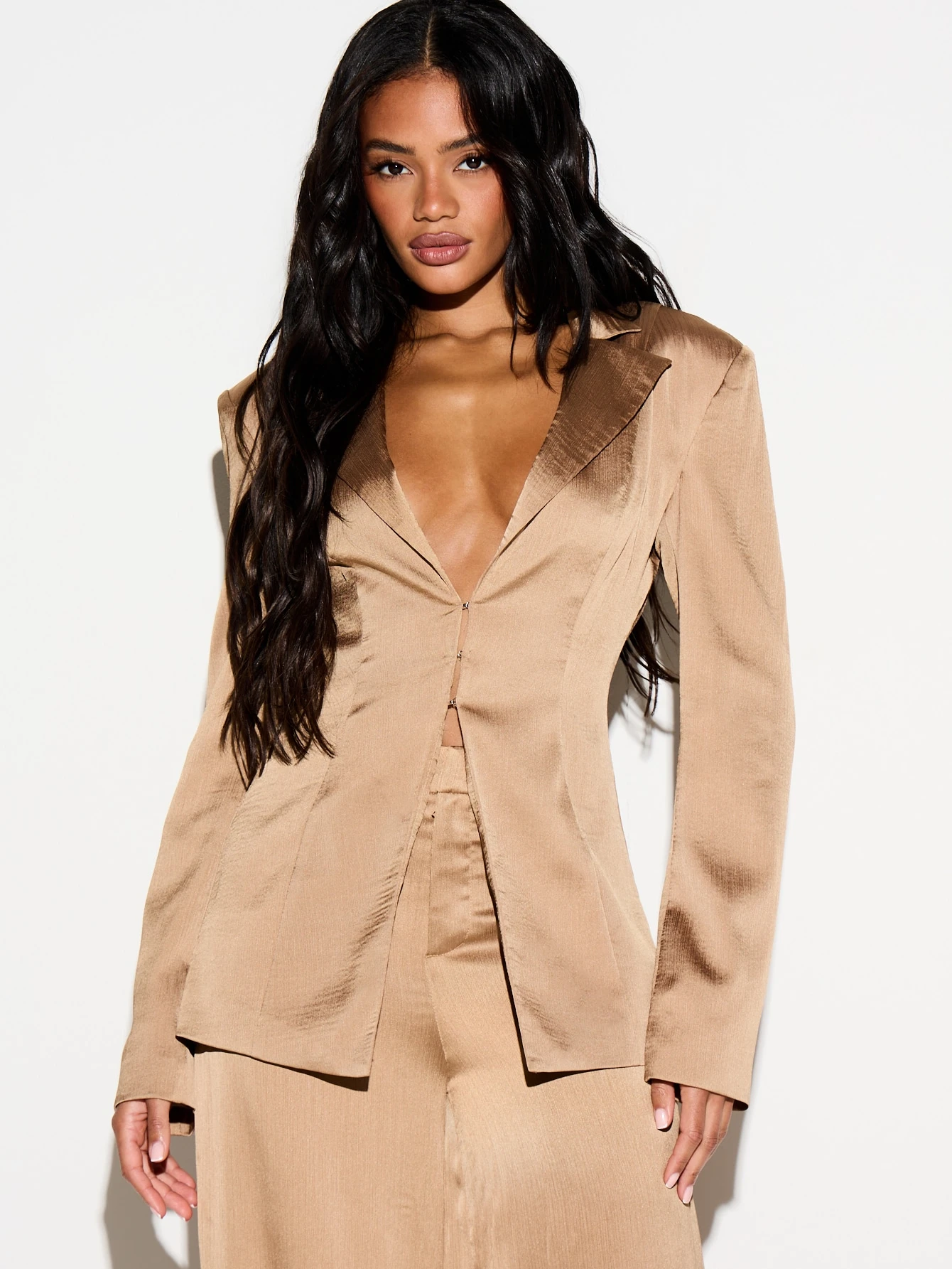 KIZN Blazer de satén con escote pronunciado y cintura ceñida