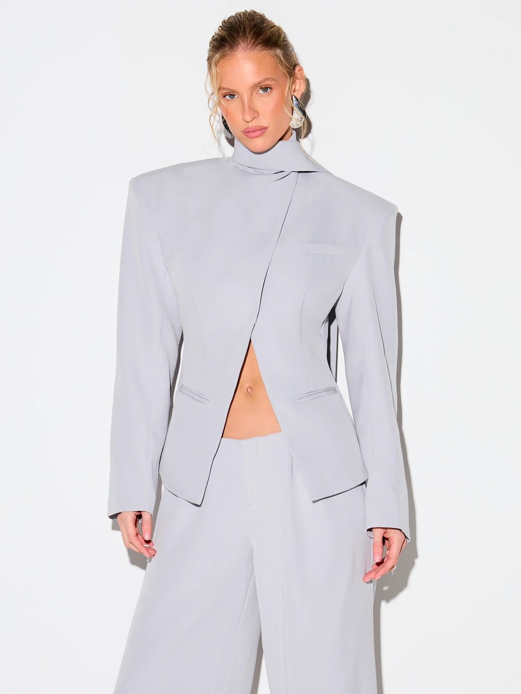 KIZN Blazer oversize pour femmes avec épaulettes, col châle et poches passepoilées. Tenue de bureau professionnelle et formelle