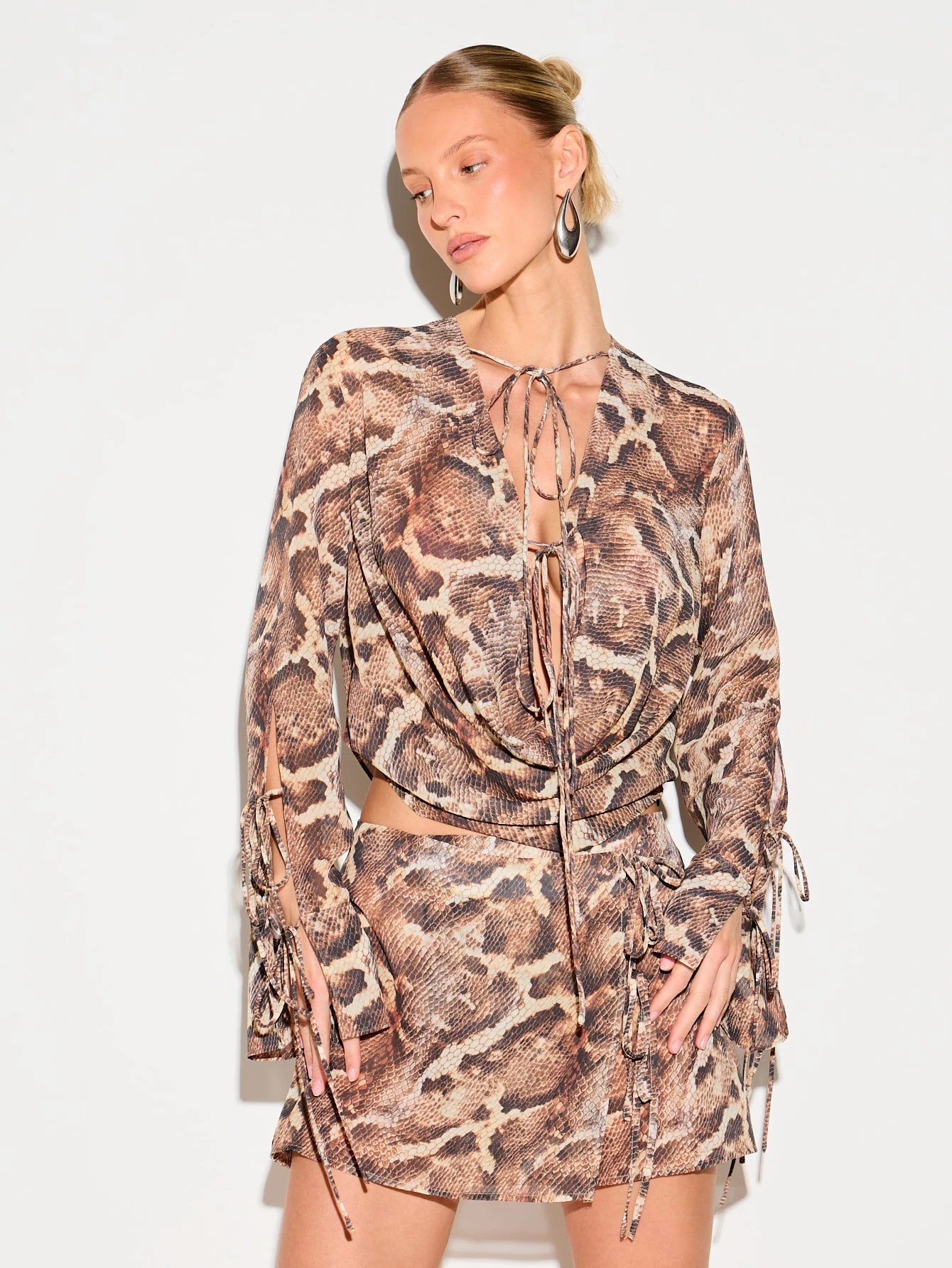 KIZN Blusa in chiffon con stampa serpente e collo a cappuccio con dettaglio di cravatta