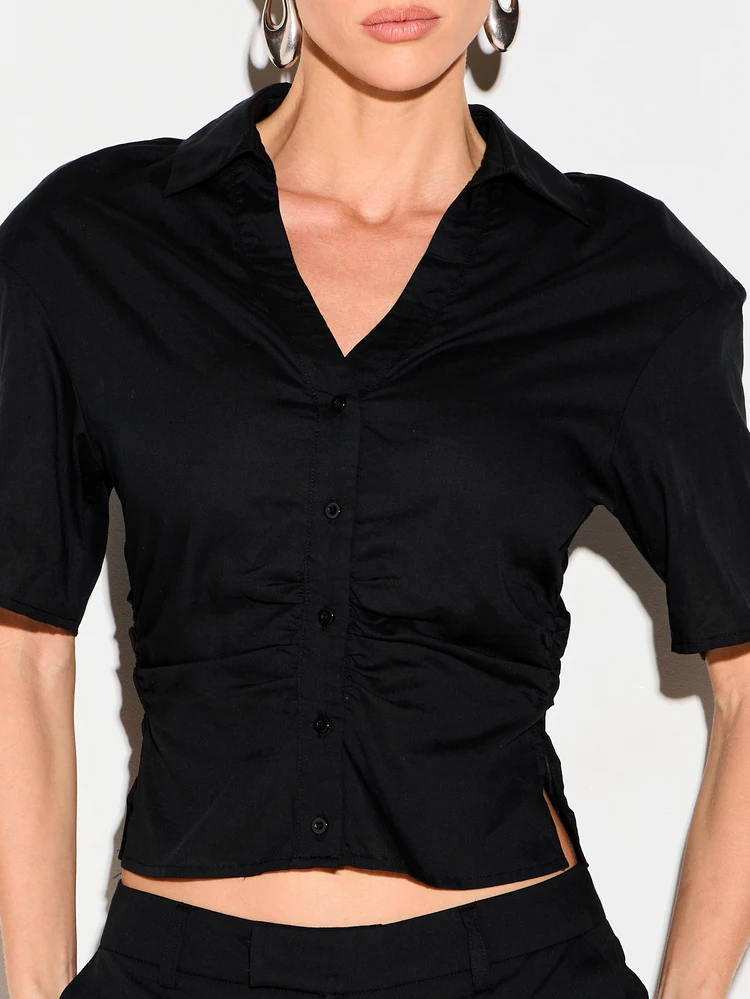 KIZN Chemise courte à manches courtes et col boutonné pour femmes avec détails d'épaulettes. Top court de style lin