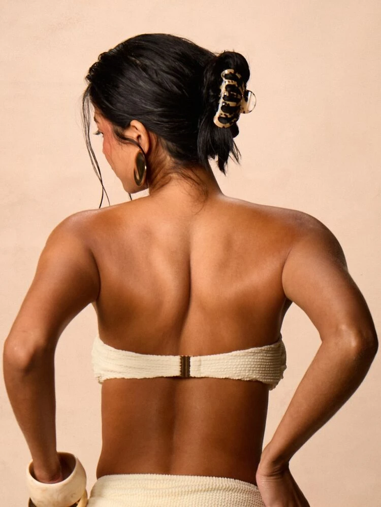 Top bandeau sin tirantes con detalle de aro dorado