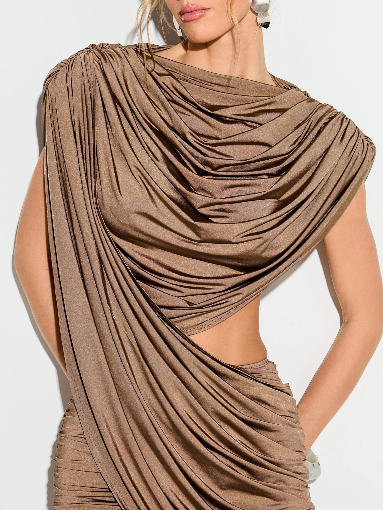 KIZN アシンメトリーデザインのドレープカットアウトルーシュミニドレス