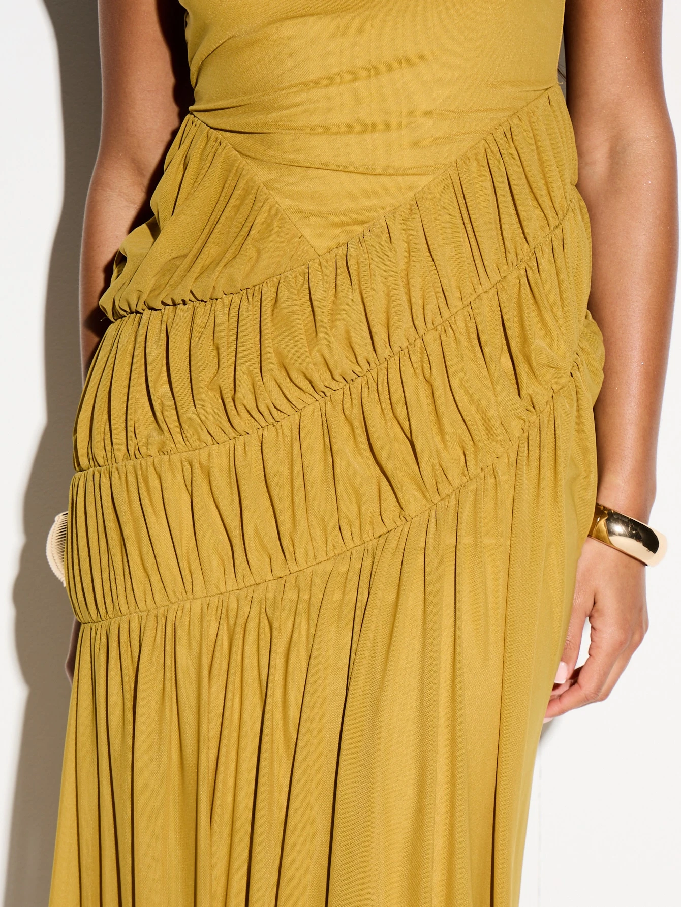 KIZN Maxikleid mit U-Boot-Ausschnitt, Raffungen und Fransen