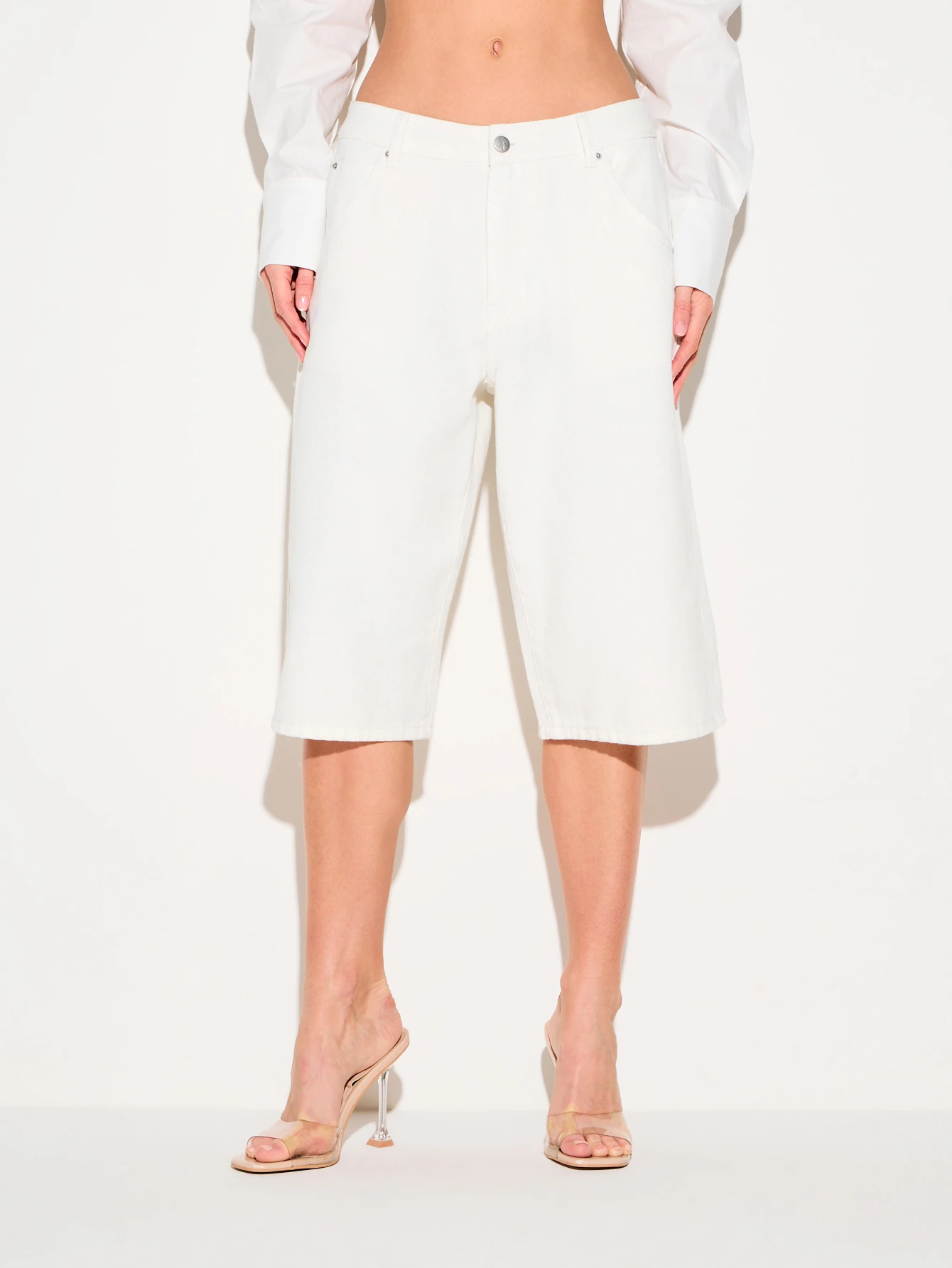 KIZN Weiße Denim-Bermudashorts mit hohem Bund