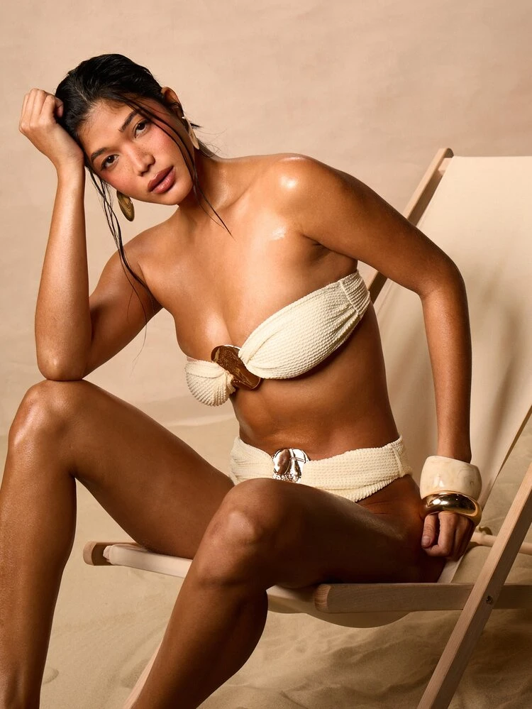 Top bandeau sin tirantes con detalle de aro dorado