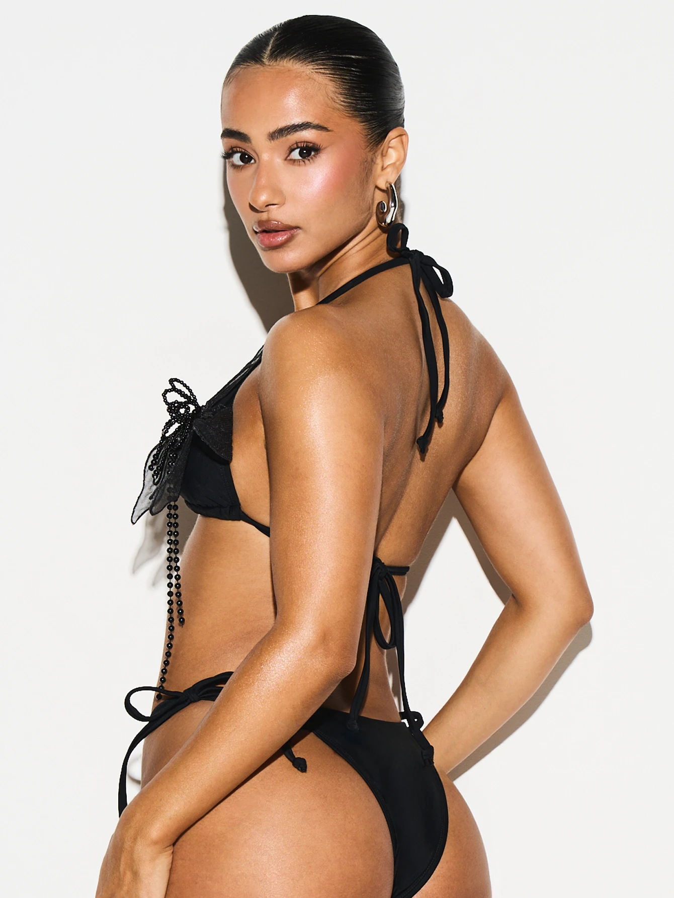 KIZN 블랙 비즈 장식 나비 홀터 비키니 세트