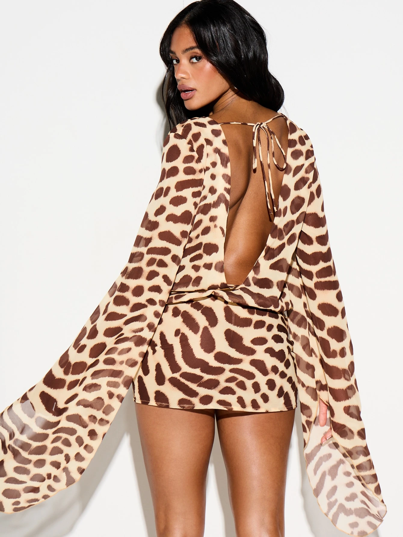 KIZN Vestido mini con escote en V profundo y cordones y estampado de leopardo