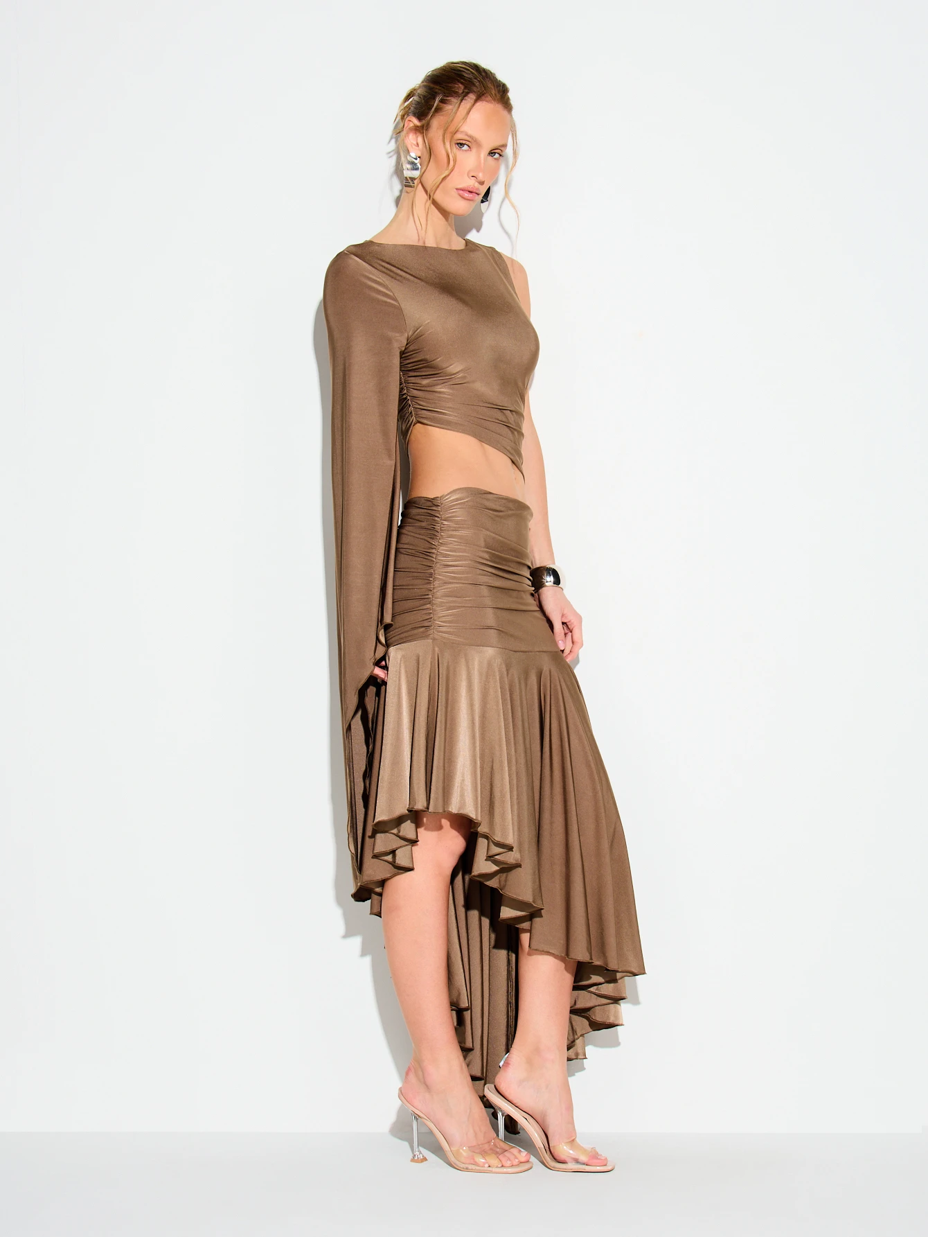 KIZN Einseitig schulterfreies, gerafftes Maxikleid mit ausgestellten Ärmeln