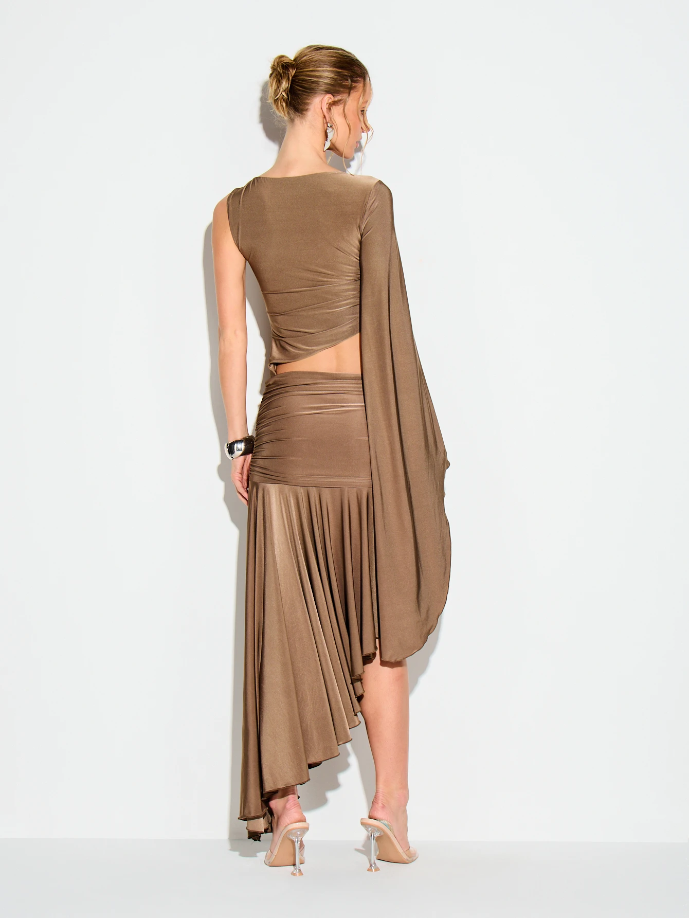 KIZN Einseitig schulterfreies, gerafftes Maxikleid mit ausgestellten Ärmeln