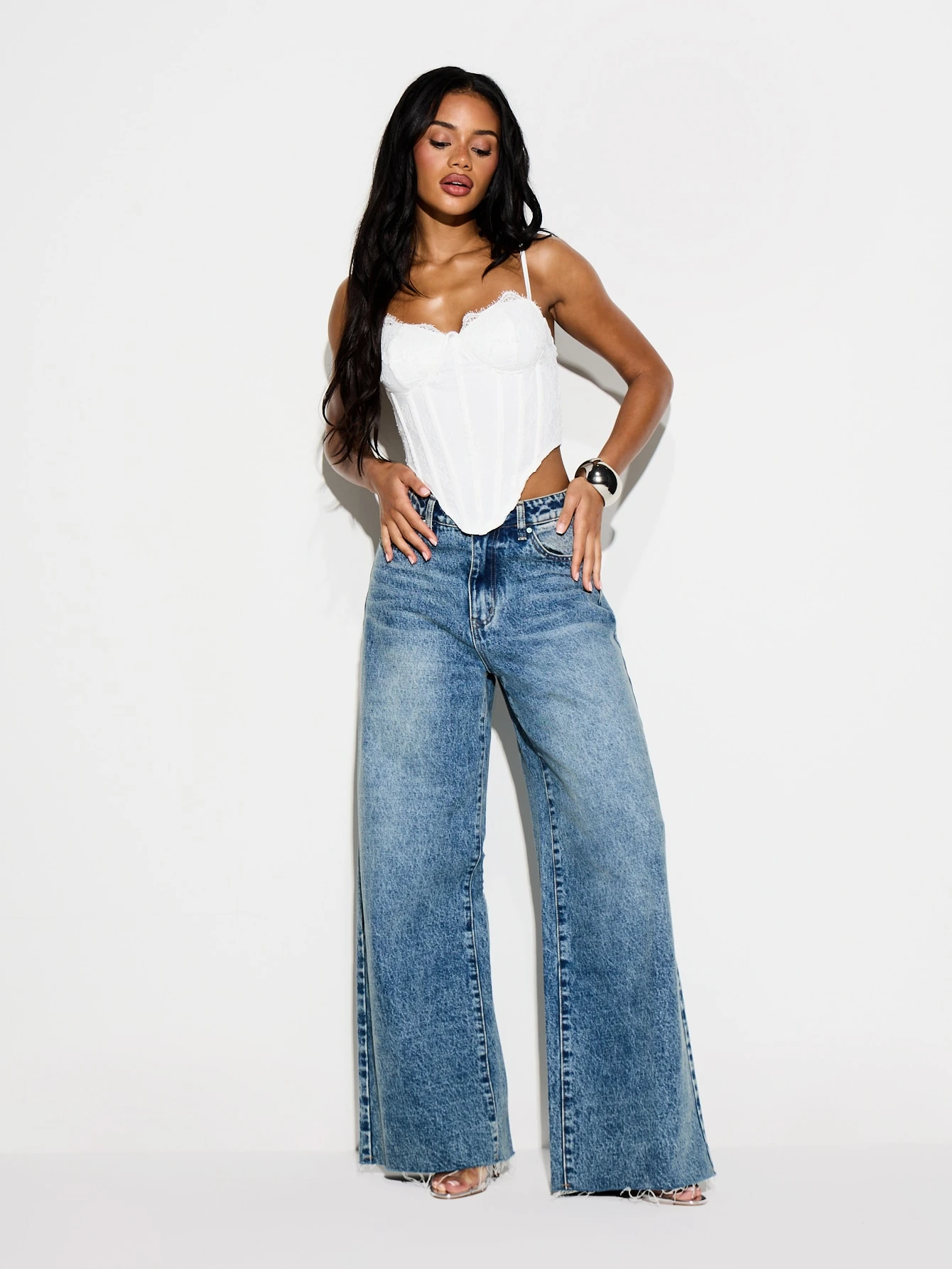 KIZN 하트넥 라인의 화이트 레이스 스트랩 코르셋 탑