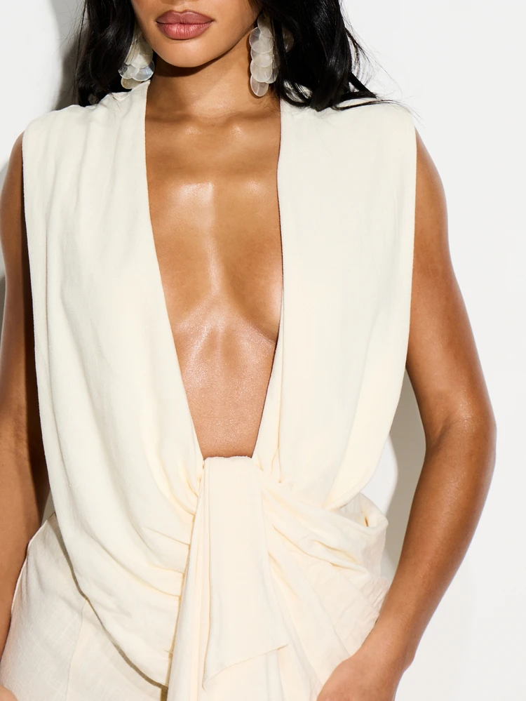 KIZN Damen Creme Leinen Cowl Neck Ärmellose Bluse mit Drapierung und Rüschendetails, Sommer Abend Top