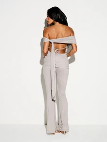 KIZN Bộ đồ hai mảnh gồm áo croptop trễ vai và quần palazzo ống rộng, kiểu dáng xếp ly, phối hợp theo phong cách quấn. - Xám - Xem 2