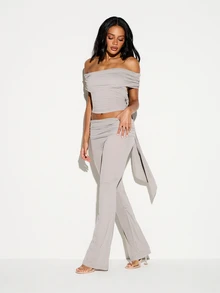KIZN Bộ đồ hai mảnh gồm áo croptop trễ vai và quần palazzo ống rộng, kiểu dáng xếp ly, phối hợp theo phong cách quấn. - Xám - Xem 4