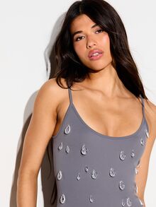 KIZN 女士无袖圆领迷你紧身连衣裙，通体饰有水晶水钻，适合派对和晚宴穿着 - 灰色 - 查看 5