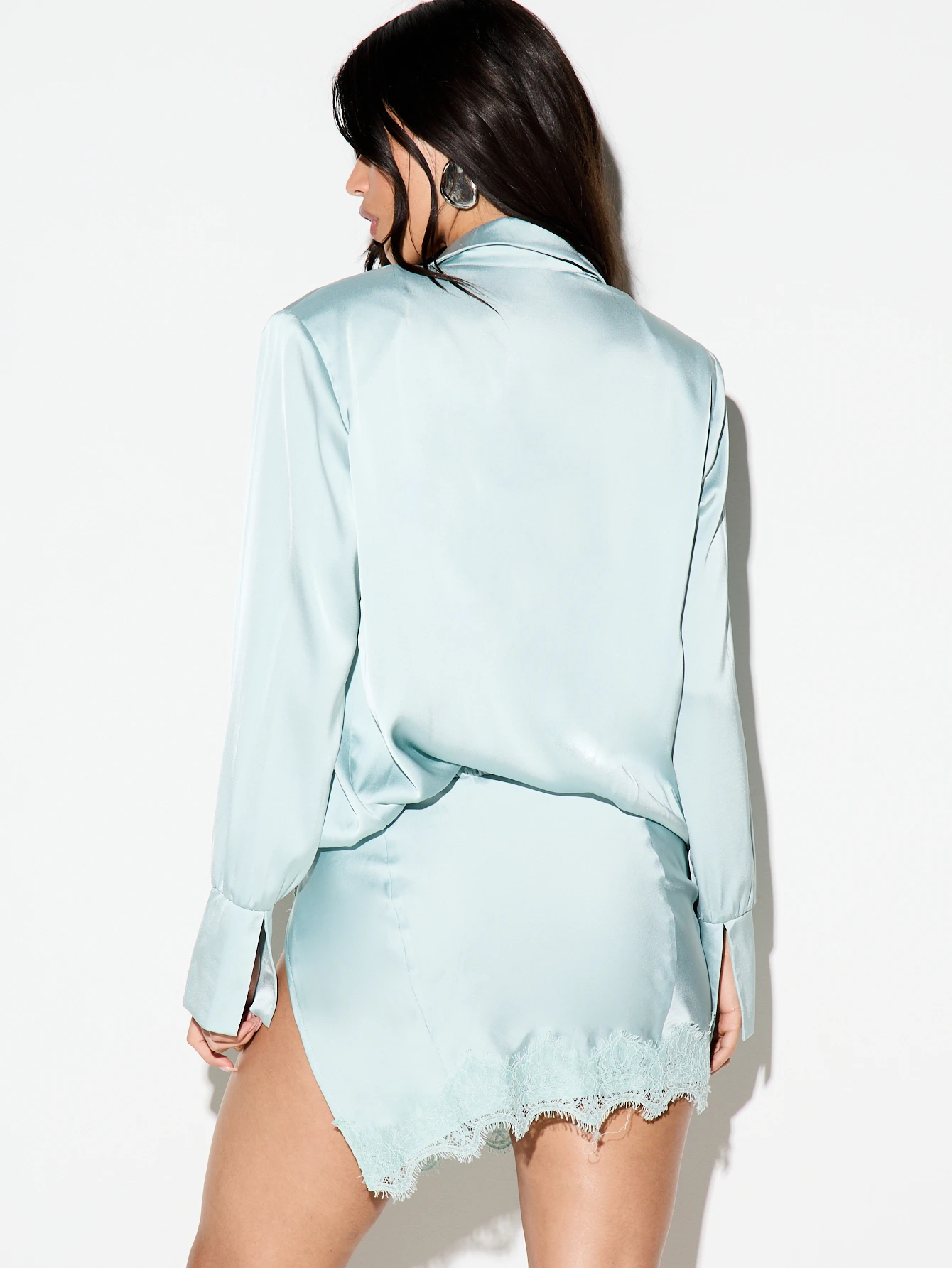 KIZN Minivestido de satén con escote pronunciado y ribete de encaje