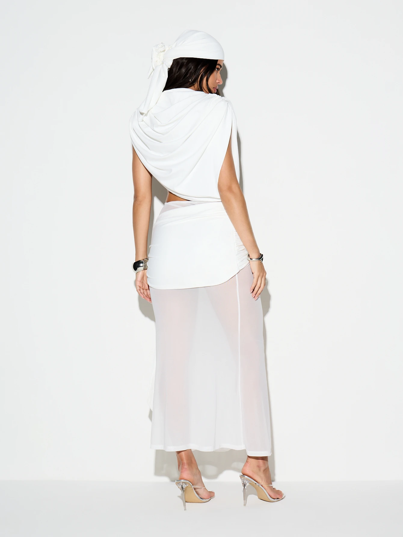 KIZN Vestido largo blanco cruzado con cuello vuelto y pañuelo en la cabeza