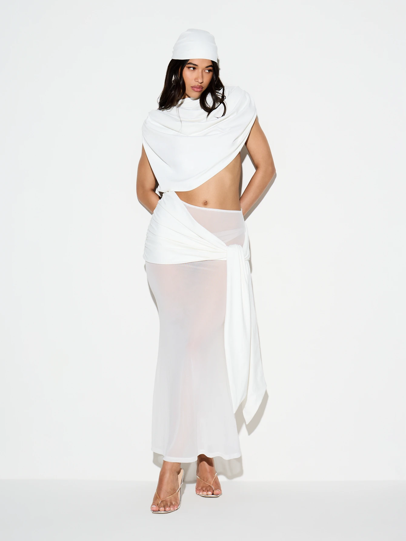 KIZN Vestido largo blanco cruzado con cuello vuelto y pañuelo en la cabeza
