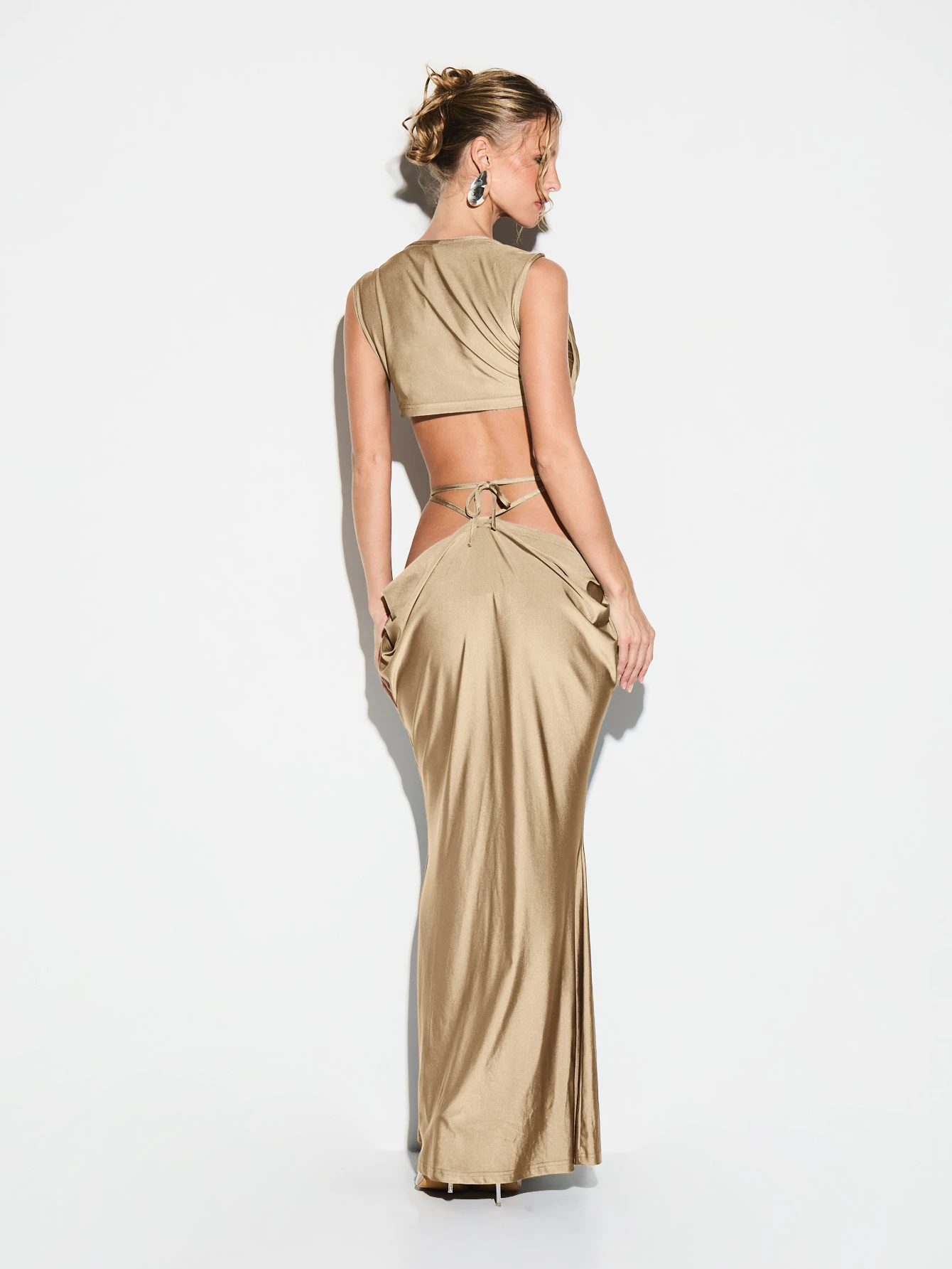 KIZN Vestido largo de cola de pez con cuello vuelto metalizado