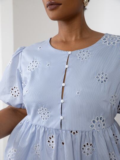  ELLERISSA 大码优雅曲线女式上衣，浅蓝白条纹印花镂空刺绣圆领纽扣前襟泡泡短袖收腰娃娃衫，度假装扮，春夏上衣，休闲上衣，沙滩罩衫，女士曲线上衣，大码刺绣条纹上衣，波西米亚风衬衫