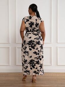 ELLERISSA Apricot-farbenes Midi-Kleid mit Blumenmuster, Kräuselfalten und Gürtel in Große Größen - Aprikosenfarben - Übersicht 2
