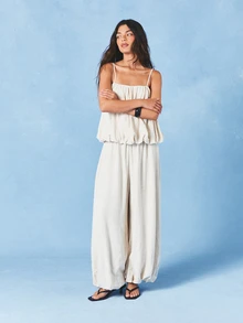AiiRZ Damen Creme Leinen Jumpsuit mit Ballonbeinen und Spaghettiträgern, weites Bein Sommer Palazzo Stil Jumpsuit - Aprikosenfarben - Übersicht 4