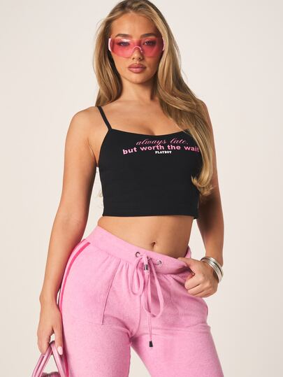 Missguided x Playboy Áo Cami đen in khẩu hiệu, dây đeo điều chỉnh được, kiểu dáng croptop in chữ "Worth The Wait" (Đáng để chờ đợi), thích hợp cho tiệc mùa hè.