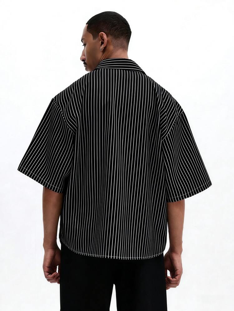Herren Oversized Nadelstreifen Hemd mit weißem Typografie-Muster, Kurzarm Casual Sommer Streetwear Top